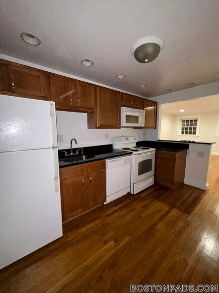 Building Photo - 67 Wyman St