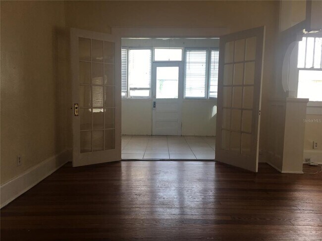 Building Photo - 113 E Vanderbilt St