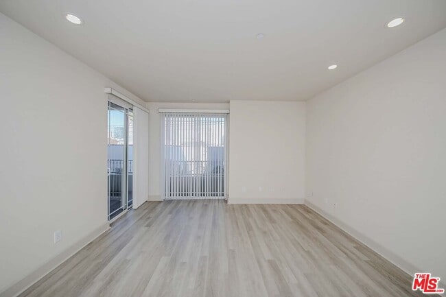 Building Photo - 848 Irolo St