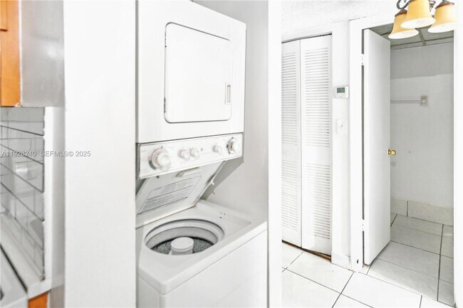 Building Photo - 10000 NW 80th Ct