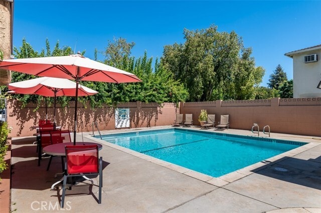 Building Photo - 320 E Stocker St