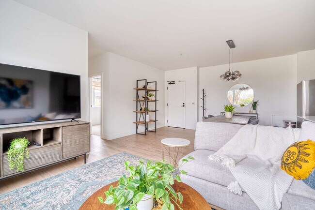 Building Photo - 4980 N Vancouver Ave