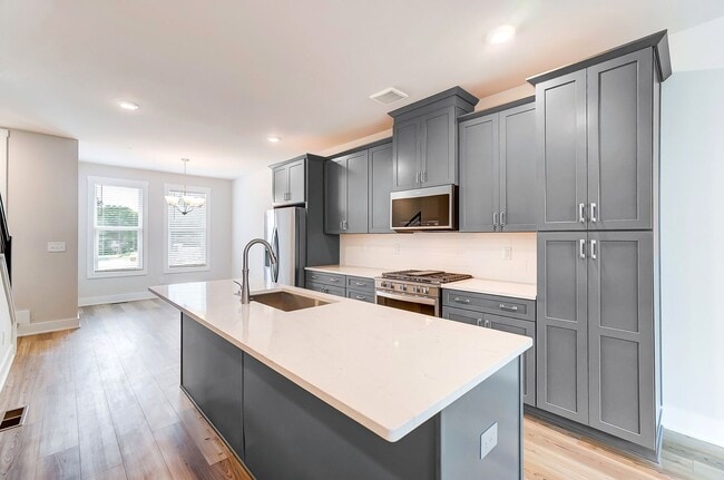 Building Photo - 3 Bedroom Townhome minutes from South End!