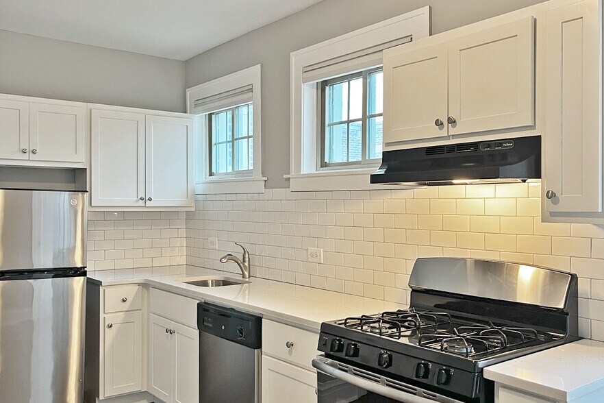 Primary Photo - 305-315 S. Oak Park Ave. and 803-805 Randolph St.