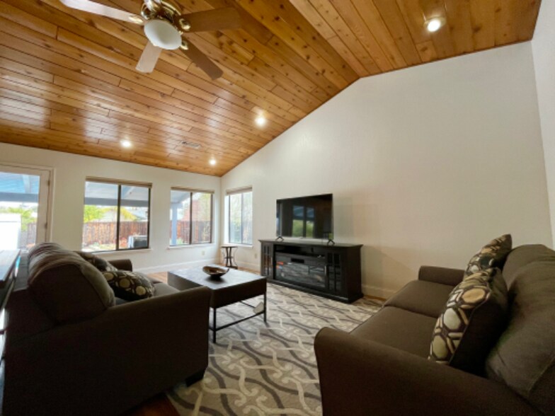 Building Photo - 3640 Elizabeth Way