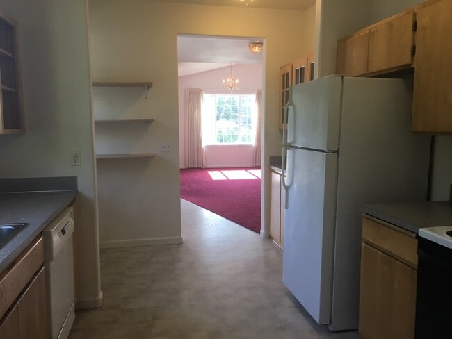 Building Photo - 6 Bedroom 2 bath House Close to Campus