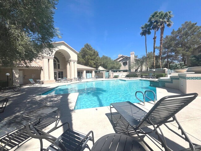 Building Photo - 2 bed, 2 bath condo located in gated community w/lush landscaping, 2 pools, spas, BBQ areas & clu...