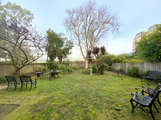 Building Photo - REMODELED 1BR in Haight! Yard Access. IN-UNIT LAUNDRY! DISHWASHER!