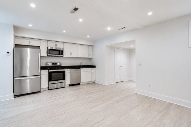 Building Photo - 727 Quebec Pl NW