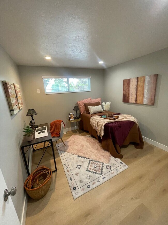 Building Photo - Spacious 5 Bedroom House in Salt Lake