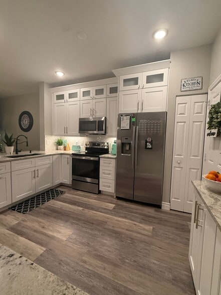 Building Photo - 3636 Pine Oak Cir