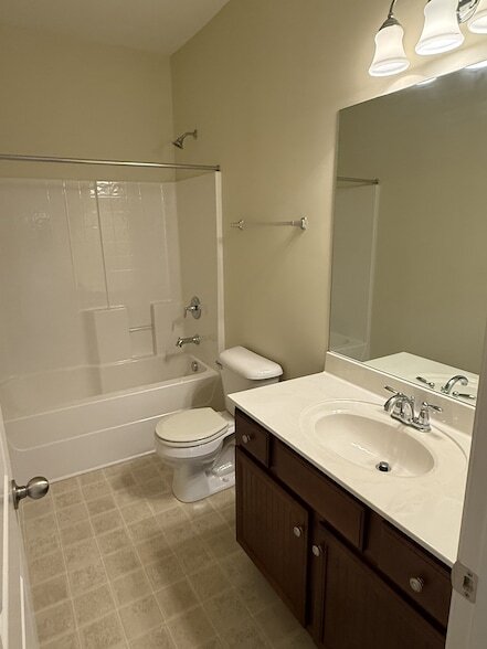 Building Photo - 1629 Robindale Dr