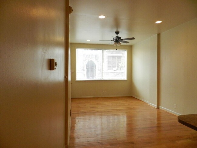 Building Photo - Beautiful 1 BR w/ in unit WASHER / DRYER a...