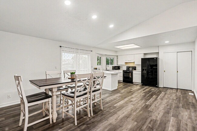 Building Photo - 5301 W Olympic Cir