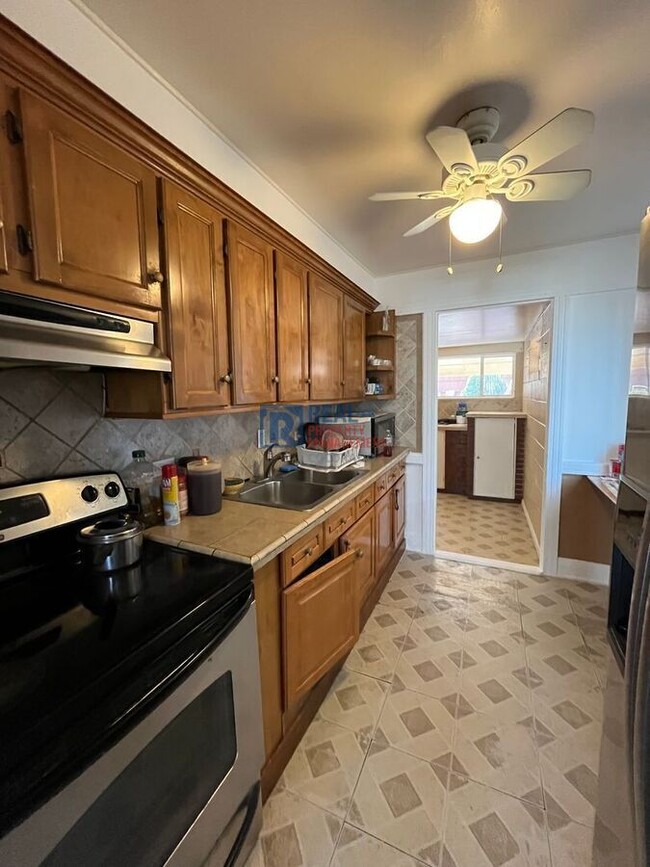 Building Photo - 2120 W Gill Pl