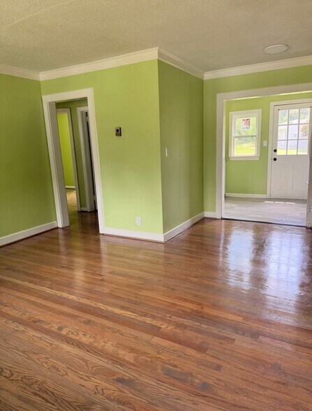 Building Photo - 1400 Roslyn Dr