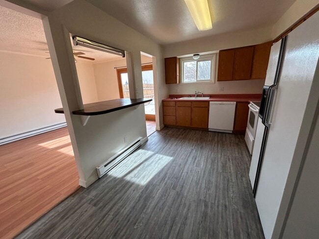 Building Photo - 3 Bed 1.5 Bath Townhome In Excellent Neighborhood