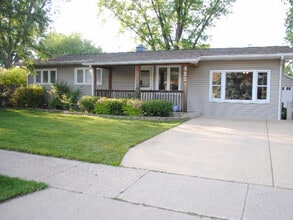 Building Photo - 422 Bernard Dr