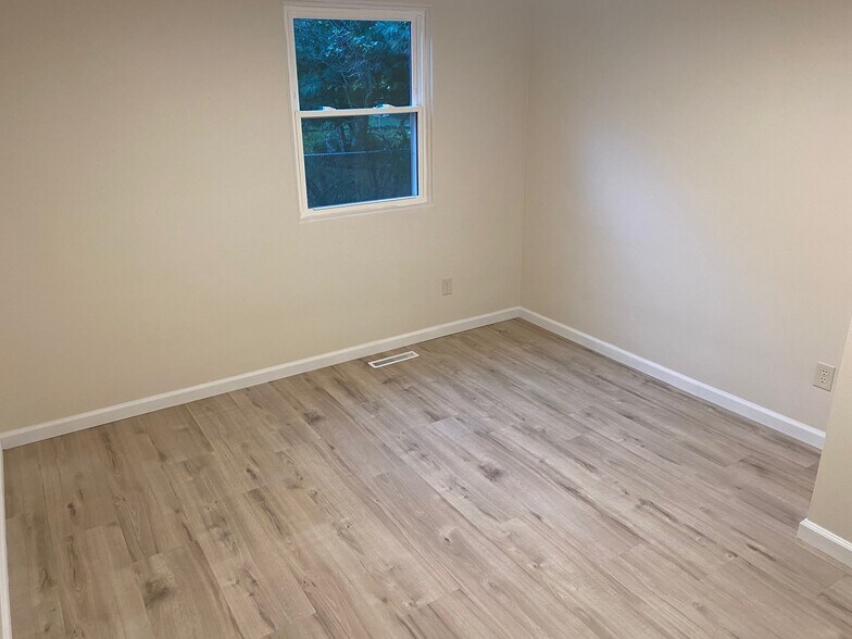 BEDROOM #1 - 2218 Midland Dr