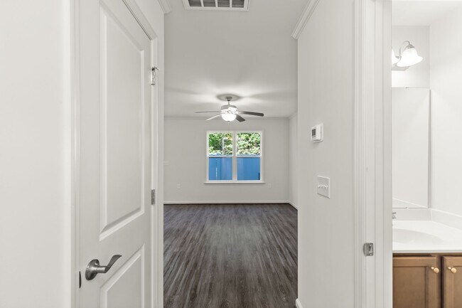 Building Photo - 2 Bed 2.5 Bath Townhome