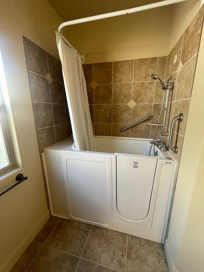 Building Photo - Great home and Pet Friendly!!  ADA tub/shower