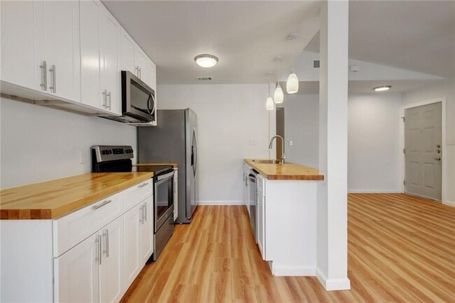 Building Photo - 12820 Copper Cliff Ave