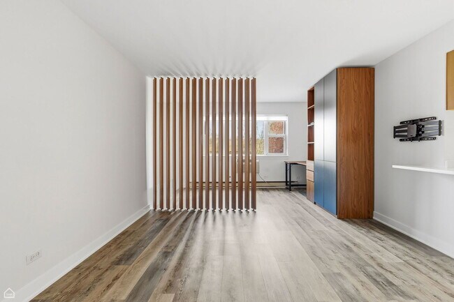 Building Photo - 5920 N Kenmore Ave