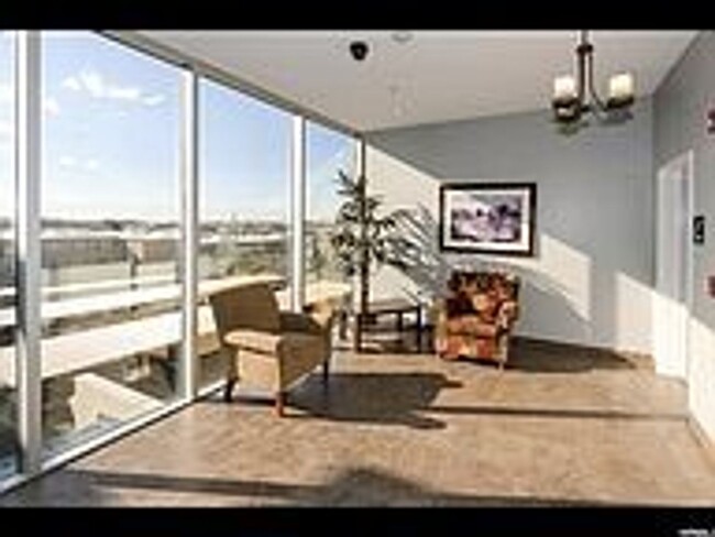 Building Photo - Beautiful Top Floor 2 Bed 2 Bath Condo in ...