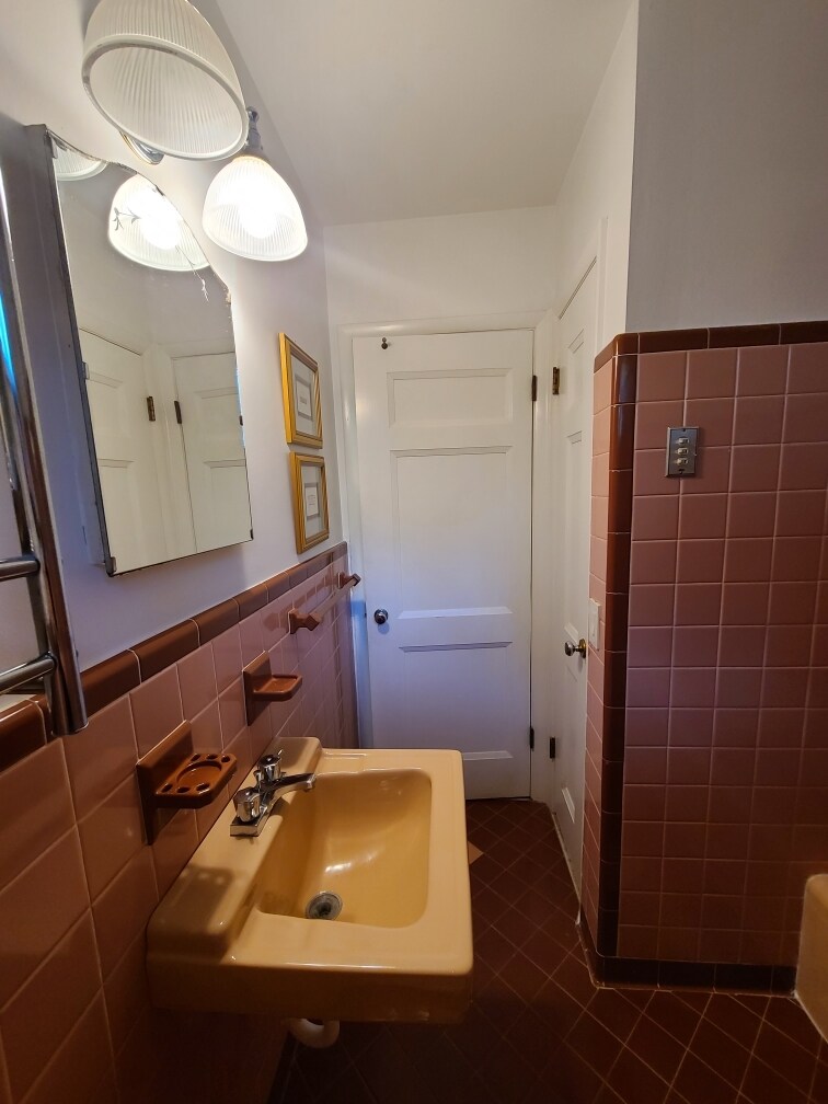 Building Photo - 927 Downey Dr