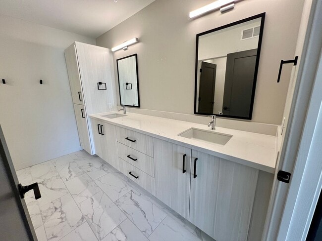 Building Photo - Modern Executive Level Condo near Colbert Hills Golf Course