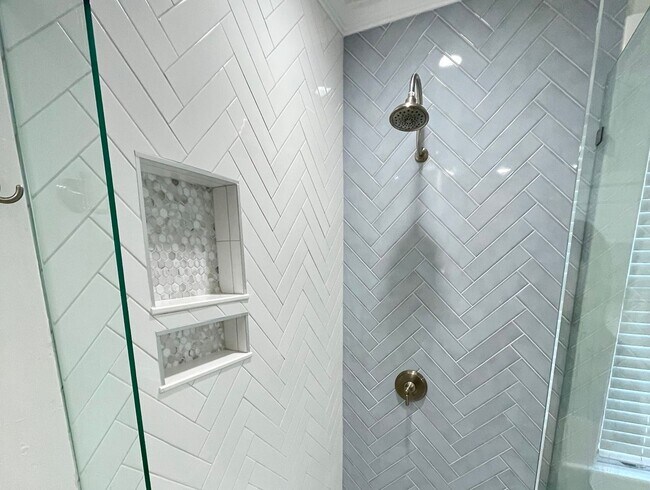 Building Photo - Charming Larchmont 4 Bedroom - 2 Sun Rooms...