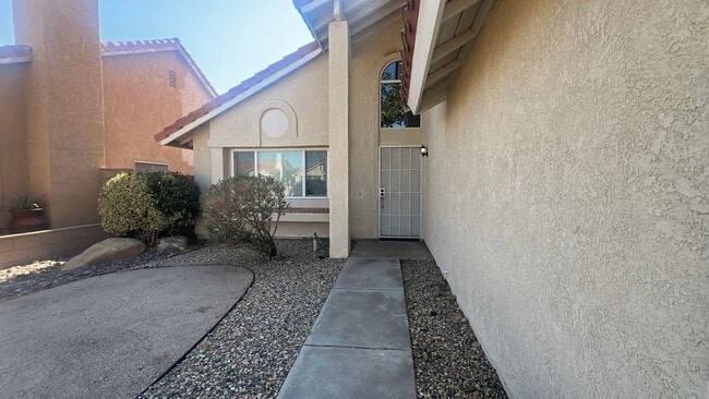 Building Photo - EAST PALMDALE HOME