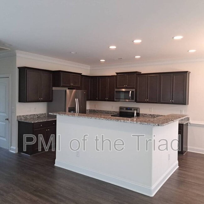 Building Photo - 811 Silver Leaf Dr