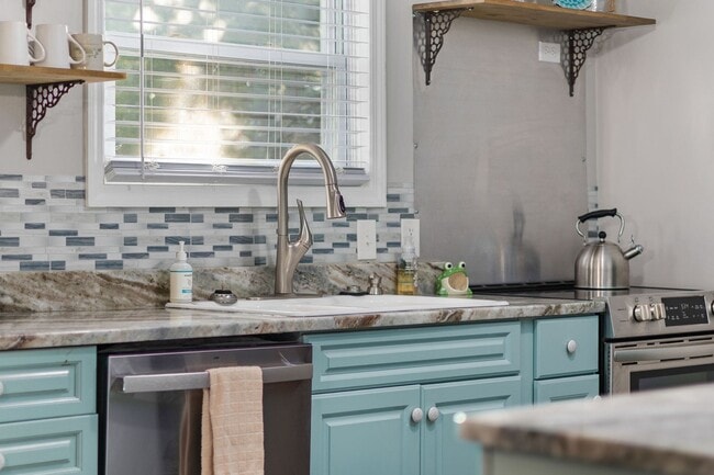 Building Photo - SNOWBIRD RENTAL- 4 blocks 2 Sea & Fire Pit