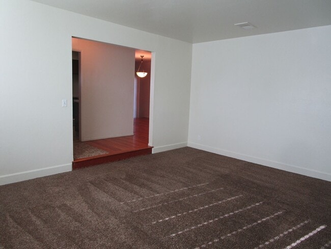 Building Photo - MOVE IN SPECIAL $500 off 1st months rent