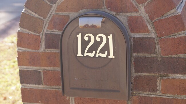Building Photo - 1221 Clearwater Ln