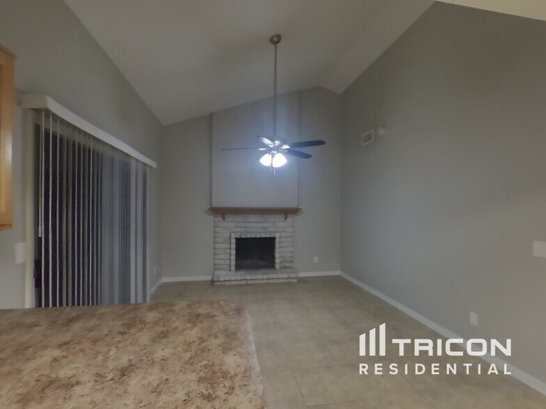 Building Photo - 4901 W Dahlia Dr