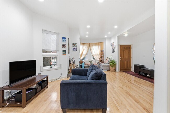 Building Photo - 5739 N Winthrop Ave