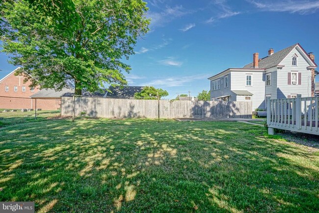 Building Photo - 20 Dickinson St