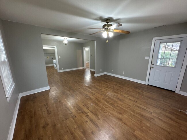 Building Photo - 4 Bed 2 Bath Home - HUGE BACKYARD