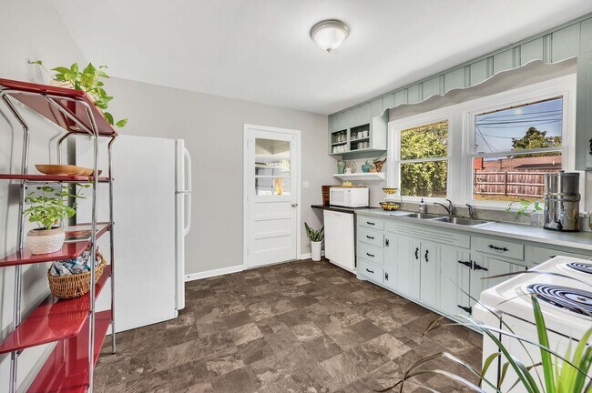 Building Photo - 3 Bedroom 1 Bath Donelson House by Two Riv...