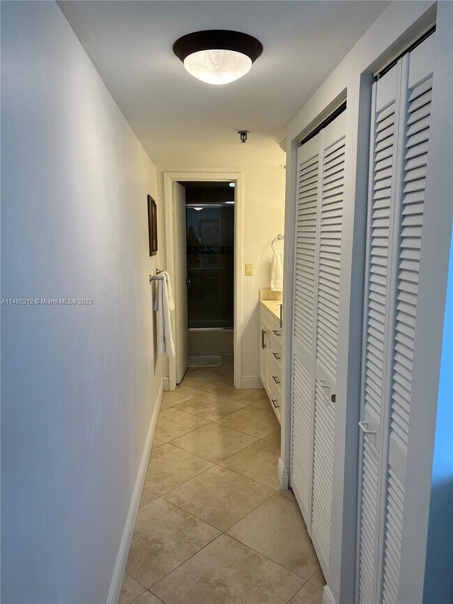 Building Photo - 2625 Collins Ave