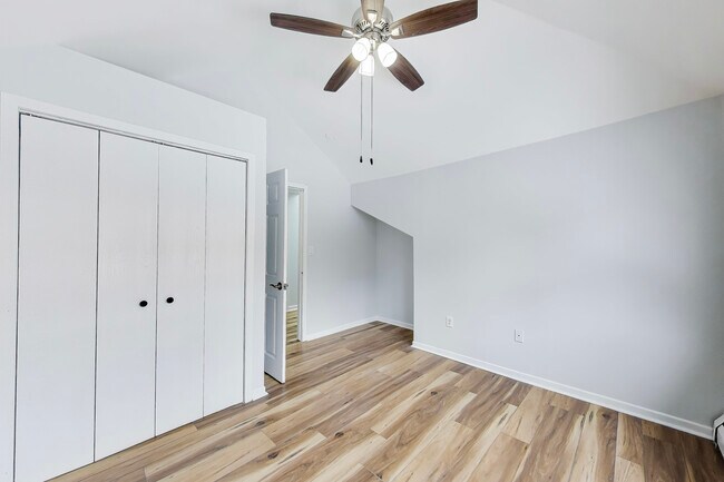Building Photo - 1638 Oakwood Ave