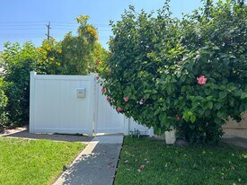 Building Photo - 1426 N Hollywood Way