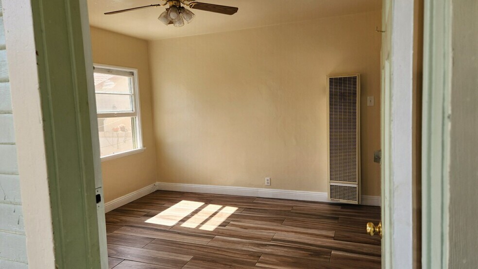 Living Room - 618 N Juanita Ave