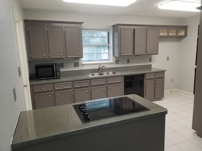 Building Photo - 3911 Brightwood Dr
