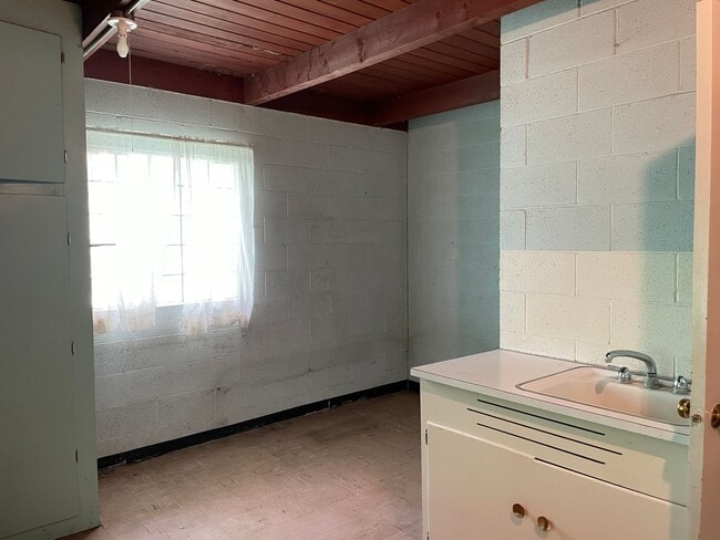Building Photo - Business Space or Private Residence or Both! Or More?
