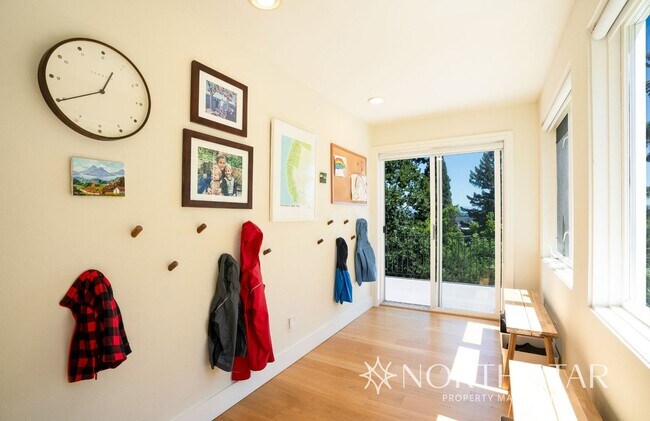 Building Photo - Stunning Views Close in NW Portland
