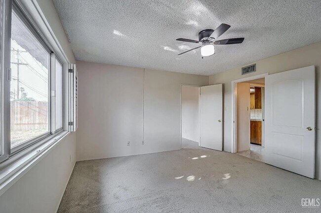 Building Photo - SW Home w/Garage!