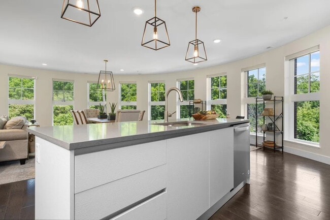 Building Photo - 218 W Kingsley St